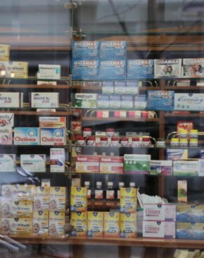 Szef MZ: Niedobory leków w aptekach są lokalne, w skali kraju mamy zapasy na kilka-8641