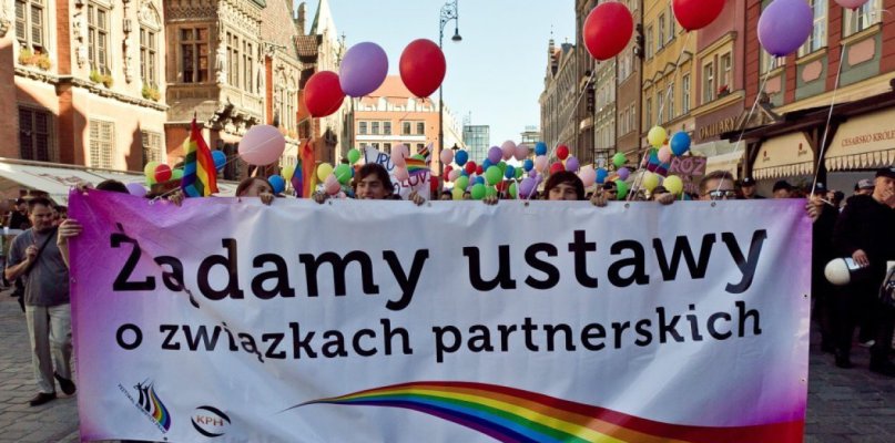 Prawie dwie trzecie Polaków chce wprowadzenia związków partnerskich - 25866