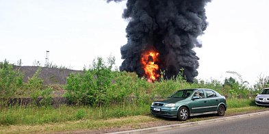 Śląskie: pożar objął już całe składowisko odpadów w Sie-26676