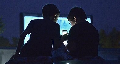 Często korzystanie ze smartfonów w obecności dzieci może zaburzać ich rozwój-49269