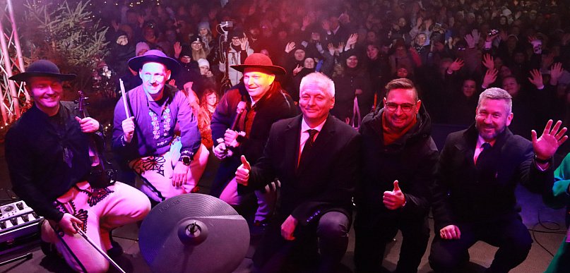 ISKRY 2025 – Tłumy na Bożonarodzeniowym Jarmarku w Żarkach
